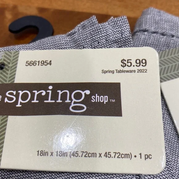 NWT.  8piece, placemats/napkin set. - Picture 6 of 12